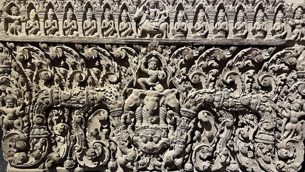 Wunderschön verziertes Relief aus dem Khmer-Reich zeigt Gottheiten, Blumenmuster und zentrale Figur auf prächtig geschmücktem Elefanten.