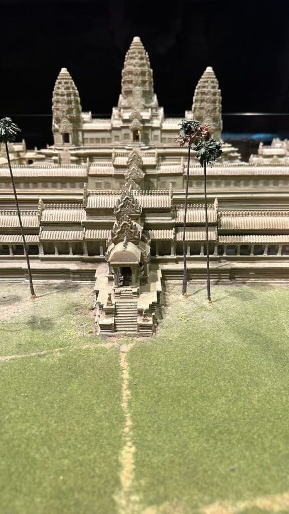 Hier siehst du ein detailgetreues Modell von Angkor Wat mit zentralen Türmen, filigranen Schnitzereien und Palmen am Eingang.